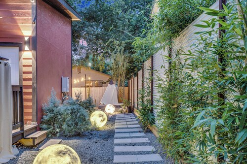 Walkable East Austin Oasis with Jacuzzi