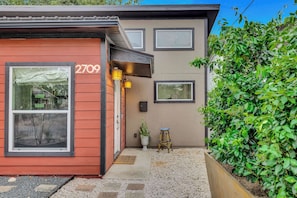 Exterior detail - Walkable East Austin Oasis with Jacuzzi (Austin)