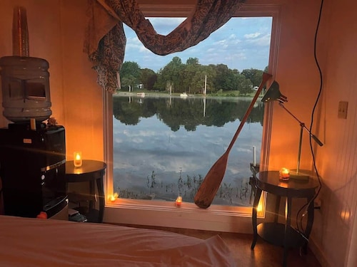 Waterfront Escape, walk to town & mins to Syracuse