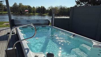 Bain à remous extérieur