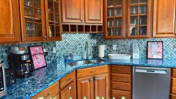Microonde, forno, piano cottura, lavastoviglie