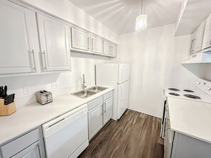 Fridge, oven, stovetop, dishwasher