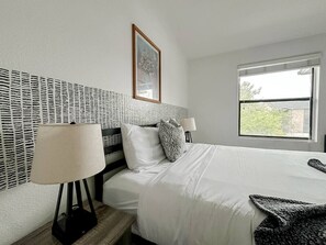 Escritorio, tabla de planchar con plancha, wifi gratis y ropa de cama 