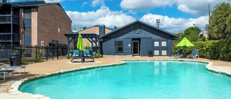 Una piscina al aire libre