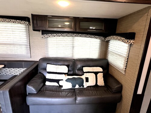 Walk to Oaklawn & Bathhouse Row in Downtown Hot Springs Furnished RV in Resort