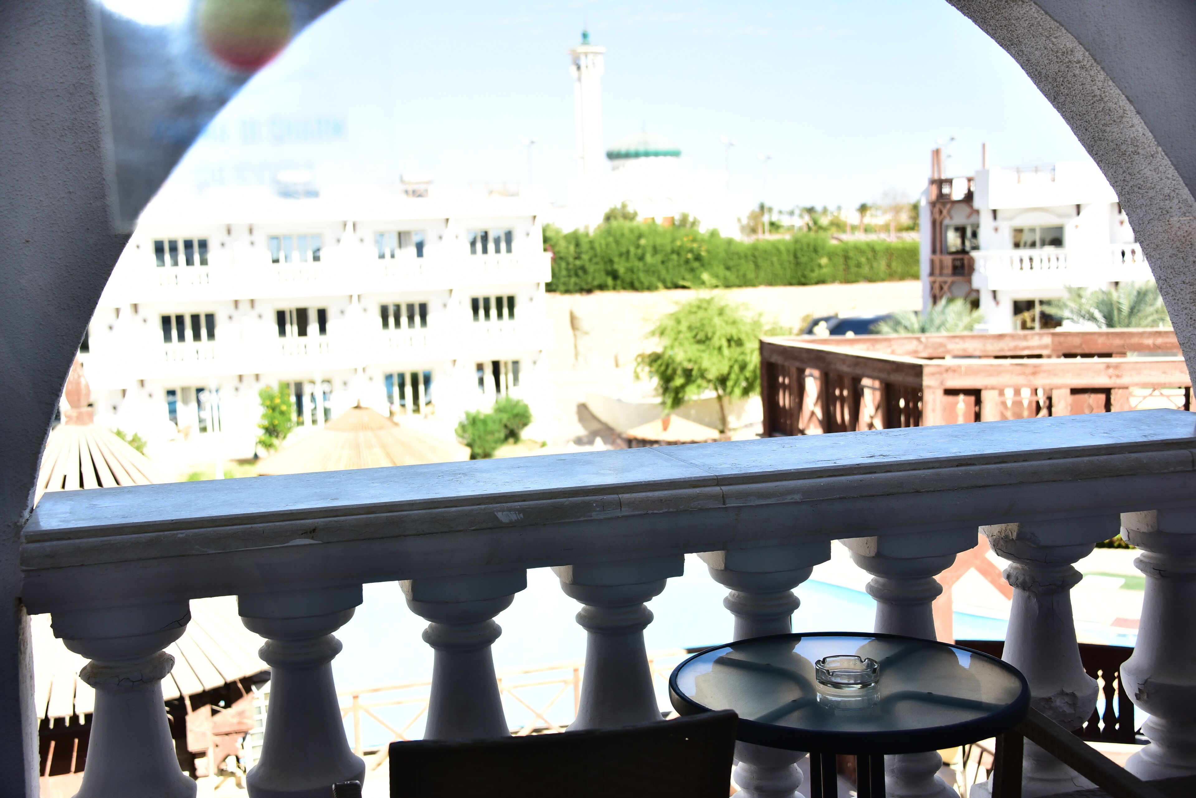 Kamer, 1 twee- of 2 eenpersoonsbedden, uitzicht op zwembad | Een kluis op de kamer