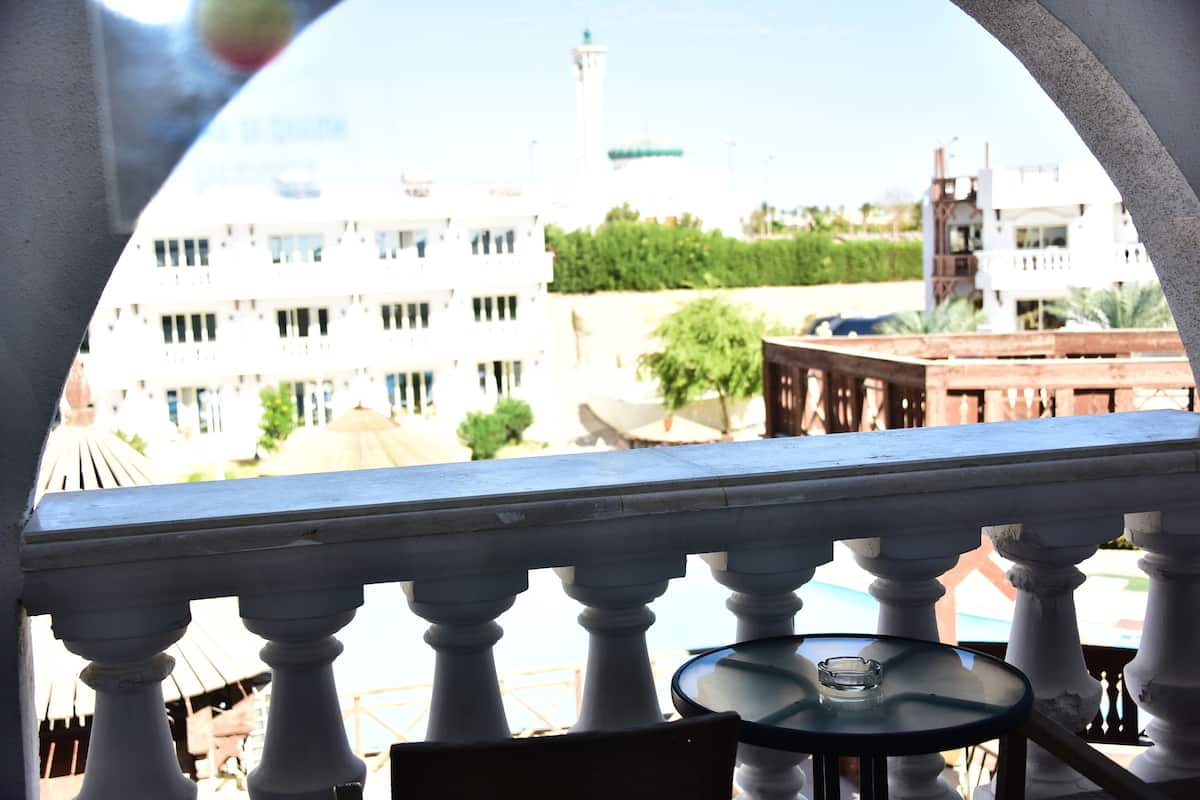 Kamer, 1 twee- of 2 eenpersoonsbedden, uitzicht op zwembad | Een kluis op de kamer