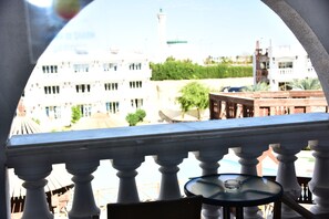 Kamer, 1 twee- of 2 eenpersoonsbedden, uitzicht op zwembad | Een kluis op de kamer