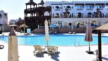 Chambre Double ou avec lits jumeaux, vue piscine | Piscine | 5 piscines extérieures