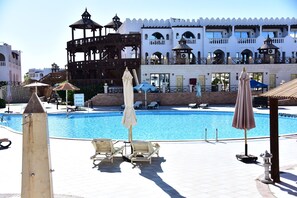 Kamer, 1 twee- of 2 eenpersoonsbedden, uitzicht op zwembad | Zwembad | 5 buitenzwembaden