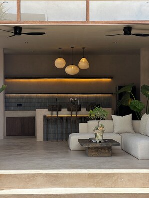 럭셔리 빌라, 침실 3개, 전용 수영장 | 거실 공간 | 위성 채널 시청이 가능한 42인치 LED TV