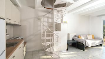 Ein modernes Interieur mit Küche, einer Wendeltreppe und einem Bett mit Aussicht.
