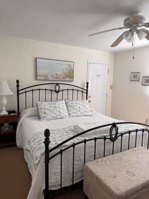 デスク、アイロン / アイロン台、旅行用ベビーベッド、WiFi (無料)