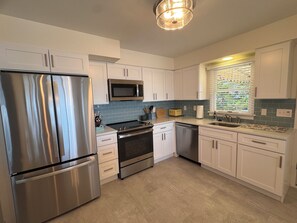 冷蔵庫、電子レンジ、オーブン、コンロ