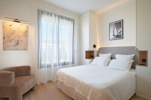 3 slaapkamers, een bureau, een strijkplank/strijkijzer, reisbedje