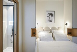 3 quartos, escrivaninha, ferros/tábuas de passar roupa, berço de viagem