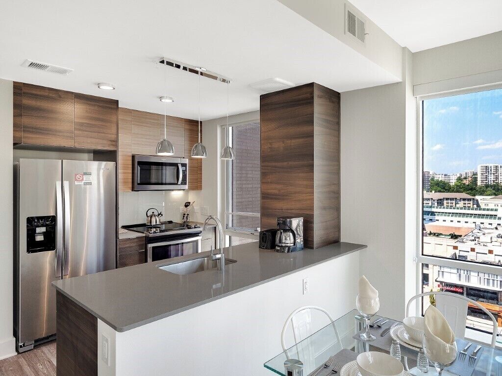 Een koelkast, een microgolfoven, een oven, een kookplaat