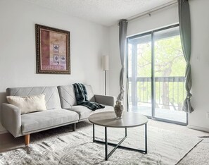 Smart TV, fireplace - Sleepover | Charming 1BD/1BA + Gym - Austin TX (Austin)