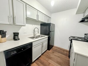 Kühlschrank, Ofen, Herdplatte, Geschirrspüler