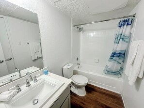 Haartrockner, Handtücher, Seife, Shampoo