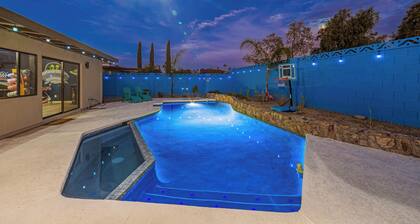 Game Room-Pool w/heated jacuzzi-Waffles-2 California King Beds-U of A 8 miles