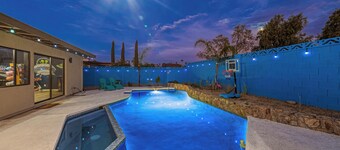 Game Room-Pool w/heated jacuzzi-Waffles-2 California King Beds-U of A 8 miles