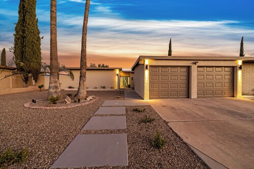 Game Room-Pool heated w/jacuzzi-Waffles-2 California King Beds-U of A 8 miles