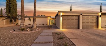 Game Room-Pool heated w/jacuzzi-Waffles-2 California King Beds-U of A 8 miles