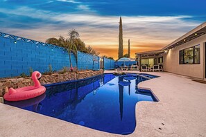 Utendørsbasseng og et oppvarmet basseng