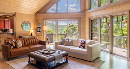 Queen Ridge Cabin - Great views, secluded, hot tub, fire pit!