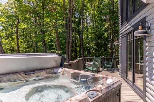 Queen Ridge Cabin - Great views, secluded, hot tub, fire pit!