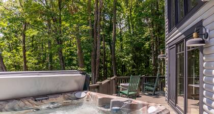 Queen Ridge Cabin - Great views, secluded, hot tub, fire pit!