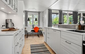 Køleskab, kogeplade, opvaskemaskine, kaffe-/temaskine