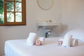 3 chambres, fer et planche à repasser, Wi-Fi, draps fournis