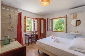 3 slaapkamers, een strijkplank/strijkijzer, wifi, beddengoed