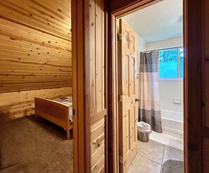 4 habitaciones, tabla de planchar con plancha, wifi y ropa de cama