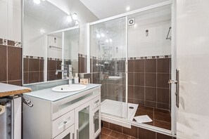 Shower, hair dryer, towels