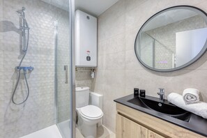 Dusche, Haartrockner, Handtücher