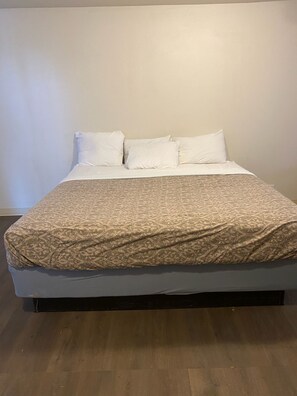 8 bedrooms, WiFi, bed sheets