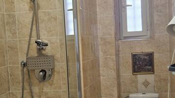 Regadera, secadora de cabello, bidet, toallas