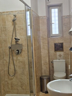 Dusch, hårtork, bidé och handdukar