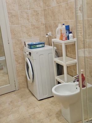 Douche, sĂšche-cheveux, bidet, serviettes fournies