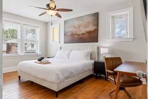 3 bedrooms, desk, iron/ironing board, free WiFi