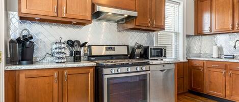 Køleskab, mikrobølgeovn, ovn, kogeplade