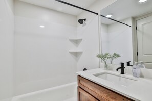 Douche, sèche-cheveux, serviettes fournies