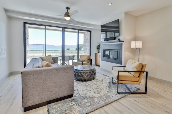 Smart TV, fireplace