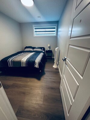 2 chambres, fer et planche à repasser, Wi-Fi, draps fournis