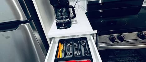 Réfrigérateur, four à micro-ondes, un four, surface de cuisson