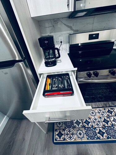 Private Modern 2-BR Walkout Suite-Cozy Quiet and Fully equipped in Calgary, NW