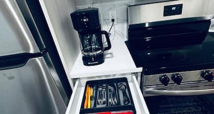 Private Modern 2-BR Walkout Suite-Cozy Quiet and Fully equipped in Calgary, NW